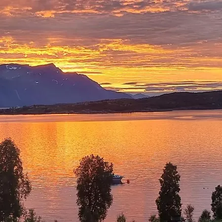 Hele Utleiebolig Aroybuktneset Holiday home Lyngseidet